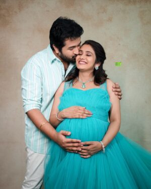 Srithika Instagram - aaryan srithika maternity shoot 🥰
.
.
photography @greenfhy_studio 
location & outfit @artista_propshop 
jewel @kabijewellery 
makeup @honeylang_makeup_artist 
.
.
#akashfz #kumbakonam #aaryanssr #srithika #meternity #love