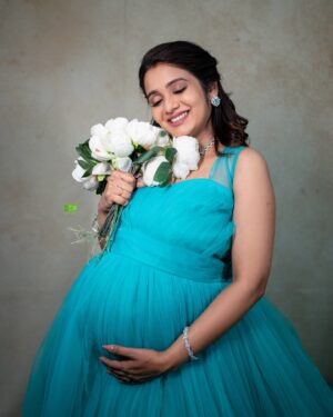 Srithika Instagram - aaryan srithika maternity shoot 🥰
.
.
photography @greenfhy_studio 
location & outfit @artista_propshop 
jewel @kabijewellery 
makeup @honeylang_makeup_artist 
.
.
#akashfz #kumbakonam #aaryanssr #srithika #meternity #love