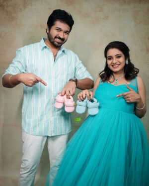 Srithika Instagram - aaryan srithika maternity shoot 🥰
.
.
photography @greenfhy_studio 
location & outfit @artista_propshop 
jewel @kabijewellery 
makeup @honeylang_makeup_artist 
.
.
#akashfz #kumbakonam #aaryanssr #srithika #meternity #love