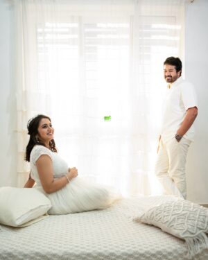 Srithika Instagram - aaryan srithika maternity shoot 🥰
.
.
photography @greenfhy_studio 
location & outfit @artista_propshop 
jewel @kabijewellery 
makeup @honeylang_makeup_artist 
.
.
#akashfz #kumbakonam #aaryanssr #srithika #meternity #love