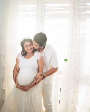 Srithika Instagram - aaryan srithika maternity shoot 🥰
.
.
photography @greenfhy_studio 
location & outfit @artista_propshop 
jewel @kabijewellery 
makeup @honeylang_makeup_artist 
.
.
#akashfz #kumbakonam #aaryanssr #srithika #meternity #love