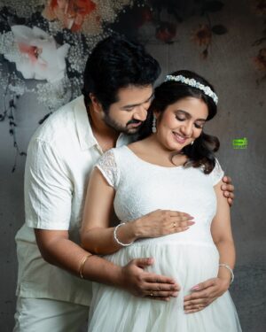 Srithika Instagram - aaryan srithika maternity shoot 🥰
.
.
photography @greenfhy_studio 
location & outfit @artista_propshop 
jewel @kabijewellery 
makeup @honeylang_makeup_artist 
.
.
#akashfz #kumbakonam #aaryanssr #srithika #meternity #love