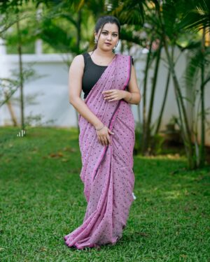 Sruthy Suresh Instagram - Draped in dots 🩷 
Saree : @sahasra.in ✨

Styled & MUA : @vikramanvijitha 
📸: @ameensabil