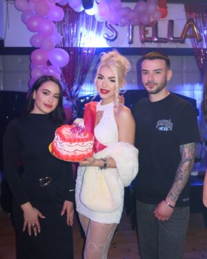 Stella Mizeraki Instagram - Σας ευχαριστώ πολύ όλους για τις ευχές σας! Ευχαριστώ πολύ και όλους εσάς που παρευρεθήκατε στο birthday party μου. 💗 Ευχαριστώ πολύ και το αγαπημένο μου @nine_club_athens που τα τελευταία χρόνια πάντα γιορτάζω εκεί τα γενέθλια μου. Love you all. 💋
P.s στολισμός και τούρτα special thanks στους @tobrou @nikosarapo_ & @mixaelamizeraki ❤️