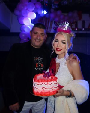 Stella Mizeraki Instagram - Σας ευχαριστώ πολύ όλους για τις ευχές σας! Ευχαριστώ πολύ και όλους εσάς που παρευρεθήκατε στο birthday party μου. 💗 Ευχαριστώ πολύ και το αγαπημένο μου @nine_club_athens που τα τελευταία χρόνια πάντα γιορτάζω εκεί τα γενέθλια μου. Love you all. 💋
P.s στολισμός και τούρτα special thanks στους @tobrou @nikosarapo_ & @mixaelamizeraki ❤️