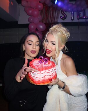 Stella Mizeraki Instagram - Σας ευχαριστώ πολύ όλους για τις ευχές σας! Ευχαριστώ πολύ και όλους εσάς που παρευρεθήκατε στο birthday party μου. 💗 Ευχαριστώ πολύ και το αγαπημένο μου @nine_club_athens που τα τελευταία χρόνια πάντα γιορτάζω εκεί τα γενέθλια μου. Love you all. 💋
P.s στολισμός και τούρτα special thanks στους @tobrou @nikosarapo_ & @mixaelamizeraki ❤️