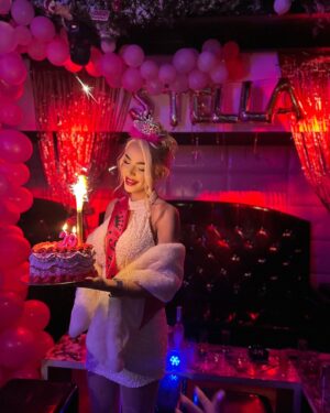 Stella Mizeraki Instagram - Σας ευχαριστώ πολύ όλους για τις ευχές σας! Ευχαριστώ πολύ και όλους εσάς που παρευρεθήκατε στο birthday party μου. 💗 Ευχαριστώ πολύ και το αγαπημένο μου @nine_club_athens που τα τελευταία χρόνια πάντα γιορτάζω εκεί τα γενέθλια μου. Love you all. 💋
P.s στολισμός και τούρτα special thanks στους @tobrou @nikosarapo_ & @mixaelamizeraki ❤️
