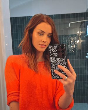 Stephanie Bendixsen Instagram - drowning myself in colour to resuscitate my mood 🍊