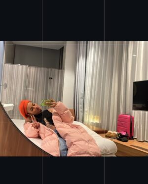 Stephanie van Eer Instagram - OVER EEN WEEK PREMIÈRE 👽💙

ik heb zó veel plezier gehad bij dit project.. kan niet wachten om het eindresultaat met jullie te delen 🥹 heel blij en dankbaar dat ik bij dit blauw-slijm-feest mocht zijn!!! ZIN IN VOLGENDE WEEK ✌🏽👽