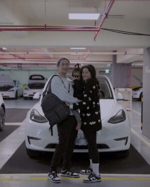 Suan Wang Instagram - 新車跟新包

舊車車齡10年了開始出現維修的問題
念舊的基因完全傳承爸爸跟媽媽
還好兒子很喜歡新車

我們說是舅舅拿去升級了
他一直問：「舅舅是怎麼升級的啊！」

@porter_international