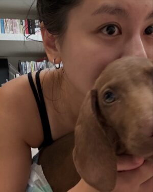 Suan Wang Instagram - 「妳從此以後有家了，我們就是妳家人。」

這週，
我們家度過了心痛煎熬的一週。

自從搬家了以後，
新家的空間太適合再養一隻大狗狗！
我鼓起勇氣。

上網找了好多的領養社團，
看了好多好多的收容中心，
一直想幫至尊寶找一個，
可以一起在海邊奔跑、一起滾草皮、一起抱抱睡覺，一起長大的夥伴。

起初是想要找中年大狗領養，
但是其實很多大狗是會怕小孩的，
而我兒子又遺傳我超熱愛動物的基因，
看到動物就超興奮熱情主動無畏無懼～
總是會過於熱情～

終於緣分來了，
讓我命定了一隻才剛被救出來的pointer（波音達犬）只有2個月大，
未來會是巨大狗狗，35-45公斤左右。

這個小小生命一來到我們家，
就深深的扎進了我們的心，
短短2天陪伴著我們，
為我們家帶來了歡笑還有睡眠不足，
牠是一隻可愛的狗狗，Murphy。

Murphy的毛色像巧克力一樣油亮，
整個神韻好像眼睛裡有一顆漂亮小行星，
牠總是需要有人陪著，
沒人陪會起床哭，
所以爸爸睡客廳陪了她睡了2晚。

但生命無常真的讓人措手不及….
第二天開始拉肚子（血便）嘔吐，
帶去醫院確認是存活率最低的…
《犬小病毒性腸炎》
這個可怕的病毒只能靠自體免疫力。

住院3天，醫生使用支持療法，
我們每天都去幫她加油，
我更是照三餐打給醫生，
拜託醫生麻煩幫忙照看。

每天去看Murphy漸漸變得虛弱，
她的眼睛也不再睜開…
只能看到她身體微微的呼吸起伏…

我每天不安與焦慮，
超害怕接到動物醫院的電話….
我沒有準備好面對牠離開，
因為我一直篤定她會撐過去然後回家，
跟我們一起過上幸福快樂的日子。

接到她離開的電話以後，
我們三個都哭了，
牠的眼神在我腦海中揮之不去，
讓我無法自已。

我陷入深深的自責，
一直檢視自己是不是少做了一些什麼？

我不甘心，
我不甘心她沒有跟我們過上被愛與幸福的日子，就這麼離開！

過了好幾天，
我才願意跟邵翔聊聊，
他已經習慣我這個模式，
我都會在角落一個人內心混亂的滾，
滾完之後再去找他。

我說，
「我真的不甘心，我的母愛太濃烈，
我一直覺得她會回家！
跟我們幸福快樂的生活！
我好自責，我好不甘心！」

邵翔輕輕的抱著我告訴我，
「起碼她來了我們家過了好快樂的2天，
她在好溫暖的地方待了2天
然後她有家了，有家人了，我們就是她的家人。」

今年才送走我16歲的狗兒子滾滾，
他走的時候雖然真的好痛心，
但同時也覺得他解脫了，
得了糖尿病打了一輩子的針，
終於能夠自由自在跑跑跳跳，
再也不用打針了。

這些情感是永恆的。

每當我仰望星空，
我總能感受到我所有的毛小孩，
毛毛、滾滾、Murphy。

妳們的靈魂將永遠與我同在，
愛將指引我走過人生的每一個階段。

謝謝妳我們的家人Murphy，
來我們家走了一趟。

願你在天堂裡快樂無憂、無病無痛。

我愛妳
謝謝妳
原諒我
對不起

背景樂是我接到動物醫院打來，
我們家正在播的歌曲。