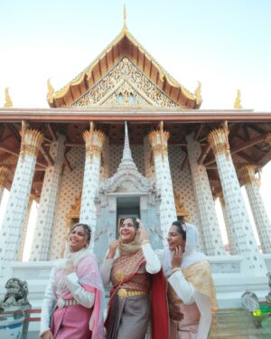 Suhana Basheer Instagram - Golden Moments At Wat Arun, Draped In Tradition And Timeless Beauty.🌟✨

#watarun #wataruntemple #thaitraditionaldress #bangkok #thailand #mashurabasheer #suhanabasheer #sunainabasheer #basheerbashi