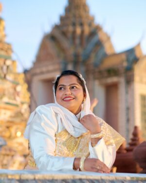 Suhana Basheer Instagram - Let the beauty of Wat Arun light up your soul ✨🌊

#watarun #wataruntemple #thaitraditionaldress #bangkok #thailand #suhanabasheer #basheerbashi