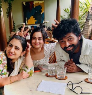 Sujitha Instagram - “All of a sudden, the three of us met and had a quick breakfast filled with beautiful memories.”❤️

@saravanavickram @kaavyaarivumanioffl 
#pandianstores1 
#meet #goodvibes