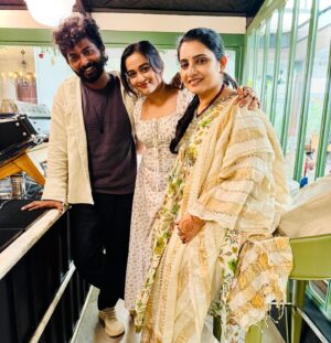 Sujitha Instagram - “All of a sudden, the three of us met and had a quick breakfast filled with beautiful memories.”❤️

@saravanavickram @kaavyaarivumanioffl 
#pandianstores1 
#meet #goodvibes