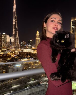 Sumaya Rida Instagram - I guess Ninho approves of my new haircut 😻🖤
Thank you @anahita.beauty.ae for creating this stunning new look 🤍 Stay tuned for all the details 💃🏻🫶🏻

..
..
أتوقع نينيو عجبته قصة شعري الجديدة 😻🖤 
شكرا. صالون @anahita.beauty.ae على النيو لوك 🤍💖
التفاصيل بشاركها قريباً 😉