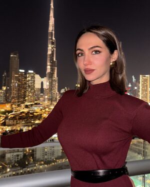 Sumaya Rida Instagram - I guess Ninho approves of my new haircut 😻🖤
Thank you @anahita.beauty.ae for creating this stunning new look 🤍 Stay tuned for all the details 💃🏻🫶🏻

..
..
أتوقع نينيو عجبته قصة شعري الجديدة 😻🖤 
شكرا. صالون @anahita.beauty.ae على النيو لوك 🤍💖
التفاصيل بشاركها قريباً 😉