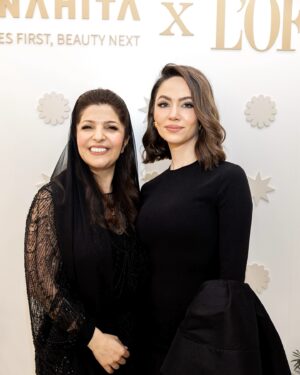 Sumaya Rida Instagram - At the opening of @anahita.beauty.ae with #Lofficiel_Arabia in #Dubai
I am really happy with my new look! It’s something I’ve wanted to do for quite some time, and it feels amazing! Thank you for taking care of my hair with all the love, care, and perfection…
Dress @etoilelaboutique @solacelondon 
Styled by @bykarimalfahel 
..
..
في افتتاح صالون @anahita.beauty.ae في #دبي
شكراً لكم لهذا اليوم الظريف 🤍
صراحة وللأمانة انا جداً مبسوطه باللوك الجديد والتعامل الراقي والإحترافية بالقص والصبغ والمكياج.. اكيد راح ارجعلكم ثاني 🫶🏻
