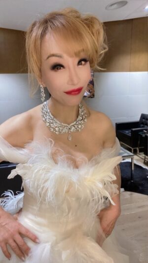 Sumi Jo Instagram - #dreamscometrue✨ 새해부터 대박 사건! 드디어 진짜 지휘봉을 잡고 세계적인 오케스트라를 이끌었어! 꿈 아니고 현실😁  완전 짜릿한 순간!  #비엔나요한슈트라우스오케스트라 🎊

Kicking off the year with a bang! I finally held the baton and conducted a world-class orchestra such as Vienna Johann Strauss Orchestra!  Not a dream pure reality, and it was absolutely  thrilling!😁 @wjso.at

@sobangyoo  @sbuvienna 
Video @savestar910
Dress @denicheur.official
Hair & Makeup @gon__0_0
@mini_love_park
#SumiJo #Orchestra #Conductor #조수미 #역시 #Artists #지휘자 #Reels #Top #Vienna #Austria #Korea #NewYear #viennajohannstraussorchestra #viral #Dreams #explore #performance #BestVideo #Energy #GoodVibes #Concert #콘서트 #Music #Theater #Love #❤️ #Primadonna