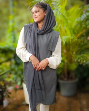 Sunaina Basheer Instagram - Lost in the beauty of nature, found in its peace.🌿🌺

Click - @basheer_bashi 🥸