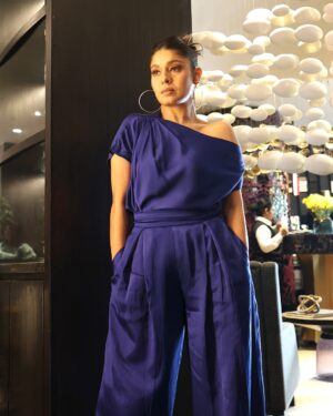 Sunidhi Chauhan Instagram - Can y’all  help me with the caption?

MUAH - @tush_91 
Asst. - @hairstylist_jennny 

Styled by @saumyathakur #styledbysaums 
Outfit @arokaofficial 
Heels @linoperros @tlmconsultancy
Style Asst. @pareenaaahhh