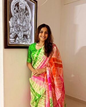 Surabhi Hande Instagram - Happy Diwali 🪔

#diwali #saree #pastel #rockyrani #firetruck #patakha #diya #lights #faral #family #world #zing #roughcountry