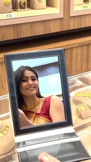 Surabhi Hande Instagram - 🌟Akshay Tritiya is truly the best time to purchase gold, and what better place exists when Chandukaka Saraf Jewels is there to give the most attractive offers on several categories of gold and diamond products, at their latest showroom in the Phoenix Mall of the Millennium. 

I just purchased attractive jewellery for myself & my family. Get the Akshay Tritiya offer for yourself where you can get a free Gold Coin and discount on making charges on purchase  of Gold & Diamond Jewellery of ₹49,000/- and above. So come visit CS Jewels at Mall of the Millennium today!🌟

#Heritage #Legacy #Utsava #GoldAndDiamond #Jewellery #Offers #SummerCollection #SummerShopping