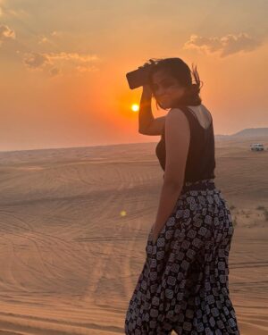 Surabhi Hande Instagram - More dunes, less worries – the desert safari philosophy!

#safaribaby #dubaimallfountain #dubaï #dubaihotel #dubaiframe #dubaidesert #dubairestaurants #bhurjkhalifa