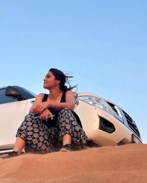 Surabhi Hande Instagram - More dunes, less worries – the desert safari philosophy!

#safaribaby #dubaimallfountain #dubaï #dubaihotel #dubaiframe #dubaidesert #dubairestaurants #bhurjkhalifa