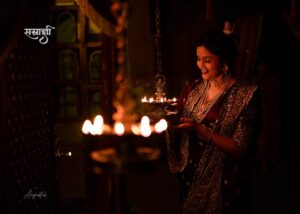 Surabhi Hande Instagram - सम्राज्ञी 🪷 | The Empress

“प्रकाशाचा उत्सव, प्रेमाचा संदेश आणि मांगल्याचा सण... या दिवाळीच्या सर्वांना खूप साऱ्या शुभेच्छा.”

#diwali #culture #celebrity #surbhihanday #photography #marathicelebrityofficial #model #actress #vogueindia #indianfestival #joy #elegance

(marathi celebrity, actress, diwali, indian festival, smile, happiness, culture, tradition, colors, photography)

Photography: @neilblues
Makeup: @golden_wings_art_solutions_24
Costumes & Jewellery: @panache_the_rental_boutique