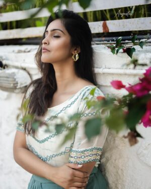 Surabhi Hande Instagram - The most beautiful thing you can wear is confidence ✨

In frame: Graceful & evergreen @surbhihandayofficial
Photograph by: @neilblues 

#actress #marathicelebrity #model #vogueindia #vogue #smile #portrait #portraitphotography #portraits #fashion #fashionmodel #modelphotography #celebrity #marathicelebrityofficial