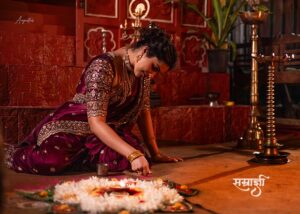 Surabhi Hande Instagram - सम्राज्ञी 🪷 | The Empress

“प्रकाशाचा उत्सव, प्रेमाचा संदेश आणि मांगल्याचा सण... या दिवाळीच्या सर्वांना खूप साऱ्या शुभेच्छा.”

#diwali #culture #celebrity #surbhihanday #photography #marathicelebrityofficial #model #actress #vogueindia #indianfestival #joy #elegance

(marathi celebrity, actress, diwali, indian festival, smile, happiness, culture, tradition, colors, photography)

Photography: @neilblues
Makeup: @golden_wings_art_solutions_24
Costumes & Jewellery: @panache_the_rental_boutique