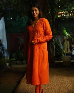Surabhi Hande Instagram - ✨🧡

#orange #🧡 #✨
#tararanipromotions #shivajimaharaj 
#movie #promotion