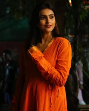 Surabhi Hande Instagram - ✨🧡

#orange #🧡 #✨
#tararanipromotions #shivajimaharaj 
#movie #promotion