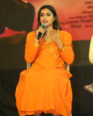 Surabhi Hande Instagram - ✨🧡

#orange #🧡 #✨
#tararanipromotions #shivajimaharaj 
#movie #promotion
