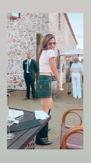 Sussanne Khan Instagram - ‘Sometimes all we need to do, is to remember to always BE the Sunshine’… (A few Epic moments) #gratefulSussanne♥️🧿💯 everywhere and everyday I feel 10 feet tall 🙏🏼🙏🏼