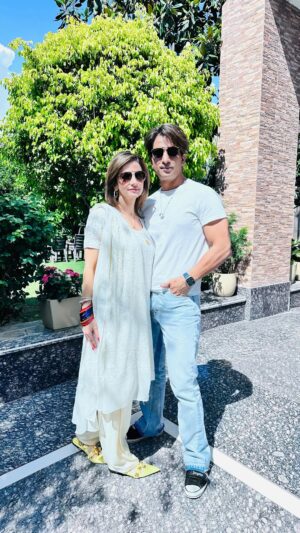 Sussanne Khan Instagram - Eid Mubarak to all you beautiful people.. May The Almighty surround you with beautiful energy that empowers you to be the Best version of you.. May you excel in spreading goodness, kindness and love to all around you.. 🧿🤍😇🤲🏻 #shukaranallah