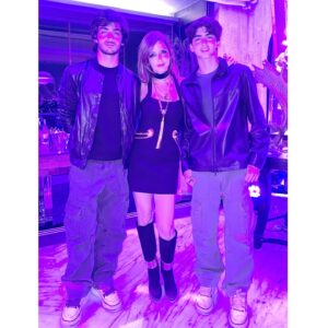 Sussanne Khan Instagram - I looked up and you both were standing next to me.. what a feeeeling…🥹🤍💎💎 Nothing is brighter than my ‘SonShine’…✊🏼✊🏼✨✨✨✨✨✨✨✨#blessedmama