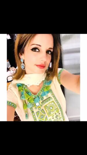 Sussanne Khan Instagram - Love is the only thing that makes us feel fully alive… Celebrate and cherish all those who give u that, and remember to give right back a million folds.. 😇🌙🙌🏻Eid Mubarak from us to all of you. #HouseofKhan  #thesephotographs 🌙💛😇💫