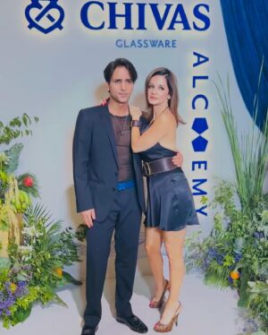 Sussanne Khan Instagram - #ChivasAlchemy an intricacy of time in luxury celebrated through couture, art, music & cuisines with @chivas_in #ChivasAlchemy #ChivasGlassware #collab #KaleidoscopeOfTime  #ChivasAlchemy2023 #sussannekhan #arslangoni