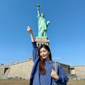 Suzuko Mimori Instagram - 20年ぶりに自由の女神と再会しました🗽
そんなに時が経っていたとは…🤣
あの時は母と2人で極寒の2月に来たなぁー⛄️
帰国日に大雪で帰りの飛行機が飛ばなくて、一日帰国が延びたんだよね⛄️
現金も底をつきててどうしよう…ってなったのを思い出した😂
あの頃はキャッシュレス社会じゃなかったしね…！！😂

#mimorisuzuko #mimorin #mimoUSA