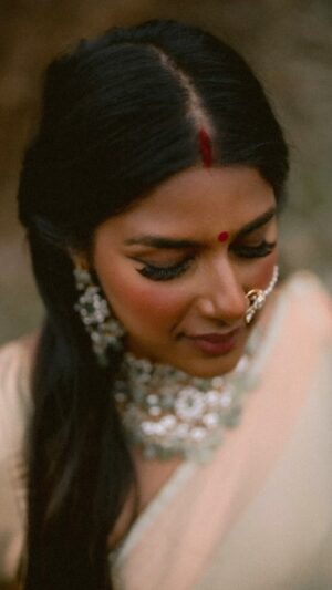 Swarnaa Rajalingam Instagram - 🤍 

video vs. photos ✨

—

featuring // @thelifeofasocialbutterfly 
saree   blouse // @beautythreads_boutique 
jewels // @jodi.box 
photo   video // @bybiravy 

—

#muse #saree #model #southasian #Tamil #muah #tamilbgm #bgm #reelsinstagram #photooftheday