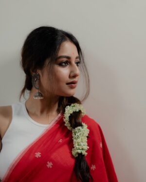Swastika Dutta Instagram - তাকে চেনা মনে হয়ে… 🍂
.
.
.
📷 @ami_baundule 
.
.
.

#expressions #instagood #instamusic #moodshot #moodboard #photoshoot #sareelove #experimentallook #actress #tollywood #sd