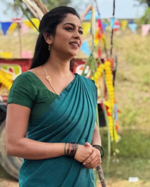 Swathi Konde Instagram - Nandhu ❣️

#nandhini #moondrumudichu #suntv #suntvserial #pongal #pongalcelebration