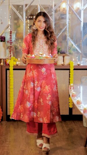 Swati Gandhi Instagram - Deepavali shopping, levelled up at TRENDS! ✨ Loved exploring all the festive looks—so many styles, so much sparkle! Now, ready to dazzle this season! 💃 
@trends.official 
#TRENDS

[myswatitude, swati gandhi, diwali outfits, reliance trends, ethnic shopping, diwali shopping, festive, diwali fashion, traditional attire, desi vibes, fesrival of lights, Diwali]