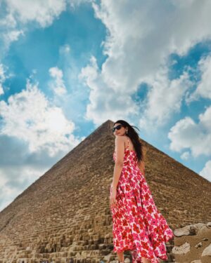Swati Gandhi Instagram - Surrounded by history—these pyramids are a sight to behold!🤎 🇪🇬 

Did you know? The Pyramids were originally covered in smooth, white limestone, making them shine like gems in the sun! ✨

[Explore Egypt, Egypt, Cairo, Giza, Pyramids, Wonders of the world, Egyptian culture, ancient history, Great pyramid, bucket list, travel diaries]