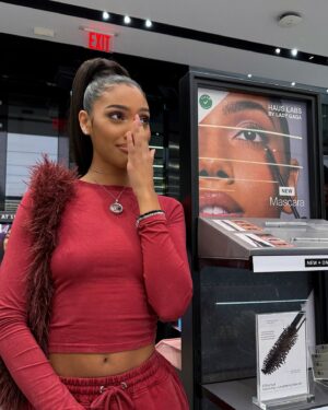 Sydney Martin Instagram - 2025 Sydney sightings🥰 @hauslabs @sephora 

#HausLabs #Sephora #beautymodel #cleanbeauty #mascara #wilheminamodels #makeupideas #cosmetics