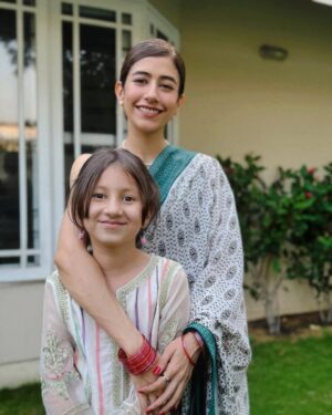 Syra Yousuf Instagram - Eid with my eidi 🌸🌸🌸