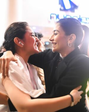 Syra Yousuf Instagram - You deserve all the love and success, and so much more 🪽🪽
And I love this picture 🥹
-
@yumnazaidiofficial