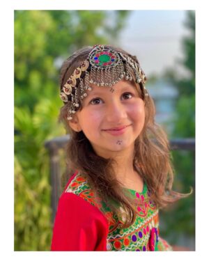 Syra Yousuf Instagram - This means everything to me ❤️ Nooreh representing the Pushtoon culture for a school event ✨
#mycountry